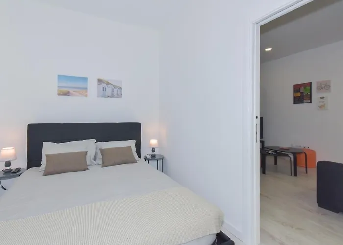 Near The * מטוסיניוס